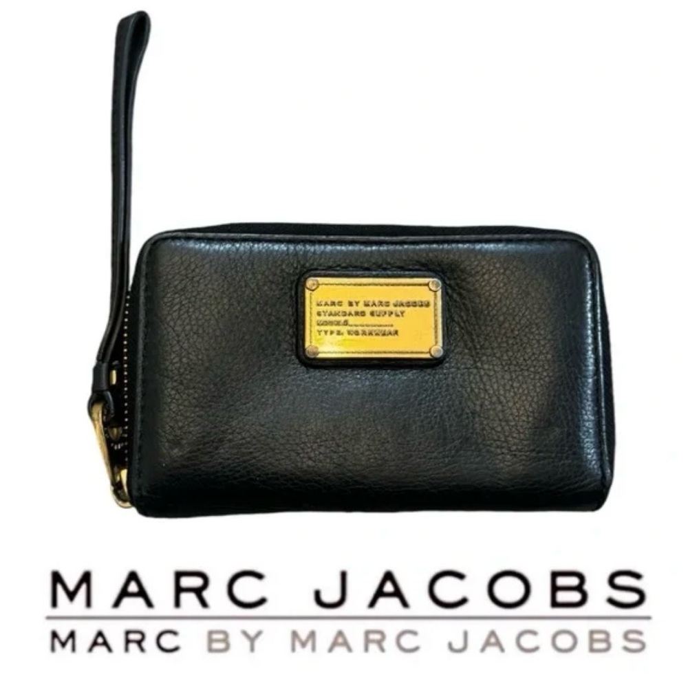 Marc by Marc Jacobs - %100 cow leather zip around wallet